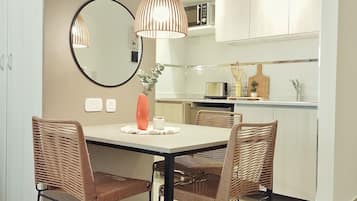 Studio, 1 tweepersoonsbed met slaapbank | Individueel gedecoreerd, individueel gemeubileerd, een bureau