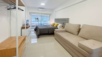 Studio, Berbilang Katil, Balcony | Ruang tamu | 40 inci sebuah televisyen pintar dengan digital
