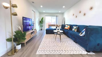 Fernseher, Tischfußball, Computerbildschirme