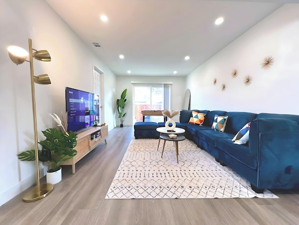 TV, foosball, computer monitors - MolivuHomes 3BR | New | KingBed | Kid/Pet Friendly (San Jose)