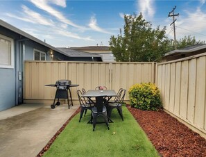 Outdoor dining - MolivuHomes 3BR | New | KingBed | Kid/Pet Friendly (San Jose)