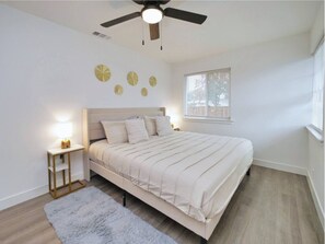 3 habitaciones, escritorio, tabla de planchar con plancha y wifi 