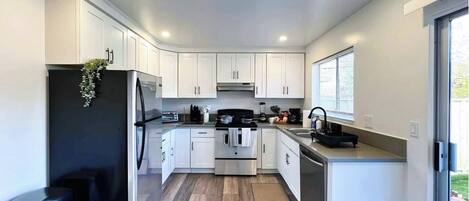 ثلاجة، ميكروويف، فرن، موقد طهي مسطح