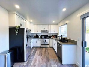 Fridge, microwave, oven, stovetop - MolivuHomes 3BR | New | KingBed | Kid/Pet Friendly (San Jose)