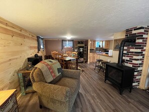 Smart TV - Enjoy your stay at the Cabin Creek Inn (Inkom)