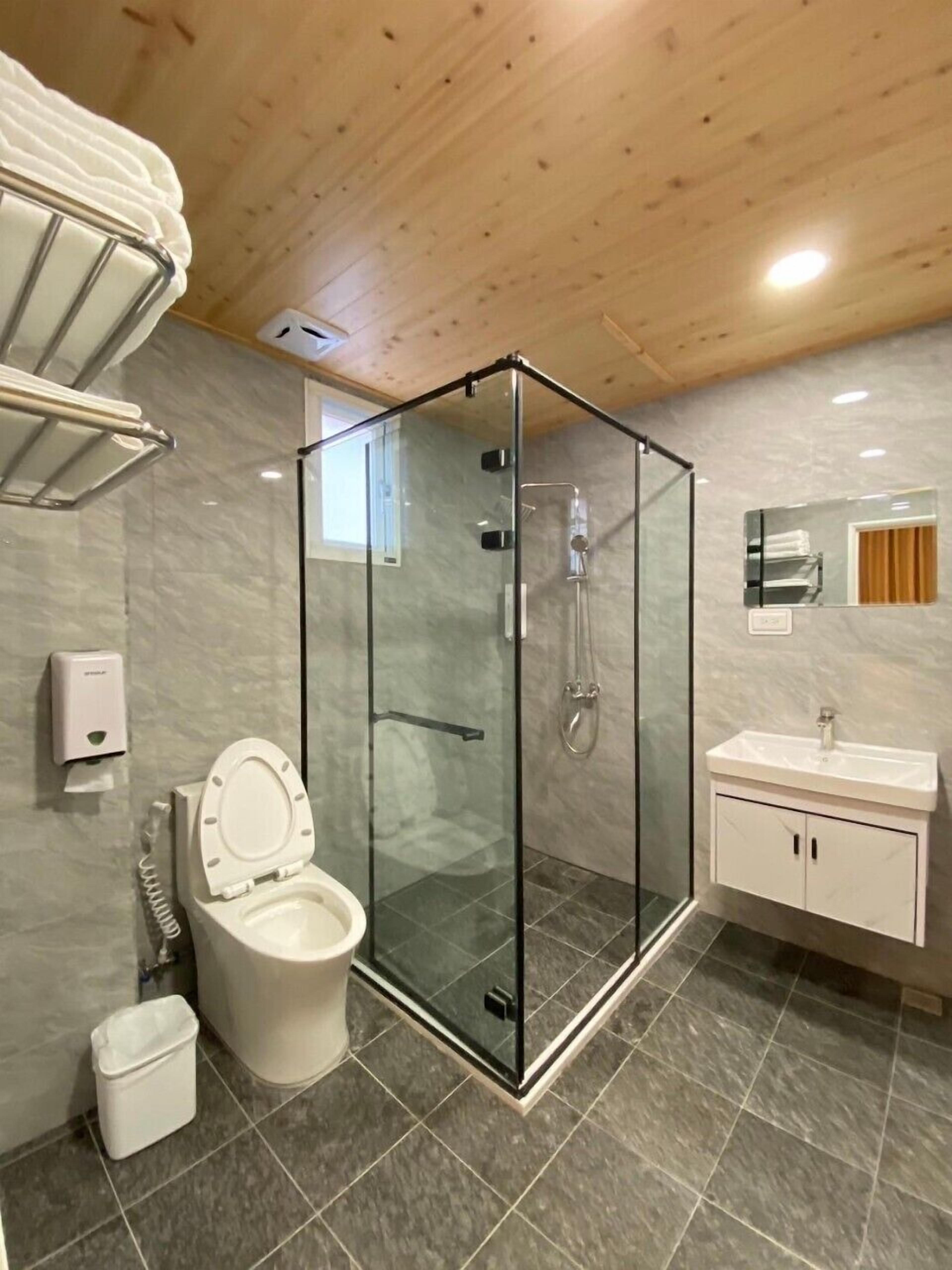 Comfort Triple Room | Bathroom | Shower, hair dryer, slippers, towels