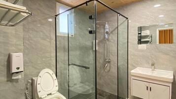 Habitación triple Confort | Baño | Ducha, secador de pelo, zapatillas y toallas