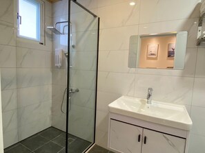 Comfort Quadruple Room | Bathroom | Shower, hair dryer, slippers, towels - Budai Sun Never Sets B&B (Budai)