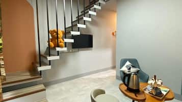 Loft familiar | Zona de estar | Una televisión