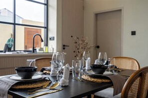 Villa | Essbereich im Zimmer
