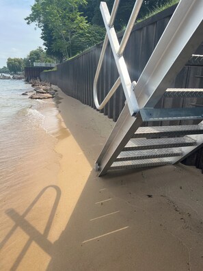 På stranden, solstolar och strandhanddukar