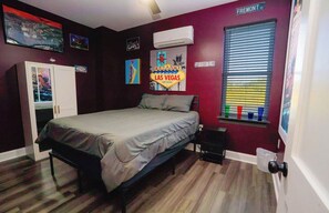 Room - HUGE BEACH/TRAVEL THEME BARNDO (Elizabeth City)