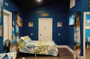 Room - HUGE BEACH/TRAVEL THEME BARNDO (Elizabeth City)