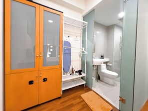 Apartment, 2 Bedrooms | Bathroom | Hair dryer, towels, shampoo, toilet paper