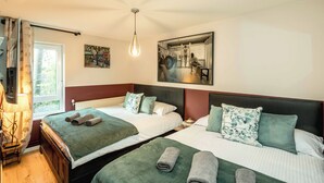 2 bedrooms, iron/ironing board, travel cot, free WiFi - 30%OFF|LastMinDeal|London|WiFi|Parking|Sleeps7|Netflix|Families|Leisure|WeekStay (London)