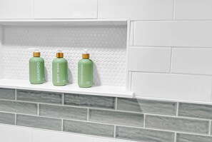 Séchoir à cheveux, serviettes fournies, savon, shampooing