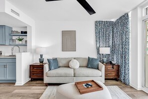 TV connectée, cheminée, table de tennis de table, livres