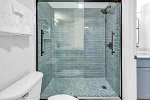 Séchoir à cheveux, serviettes fournies, savon, shampooing