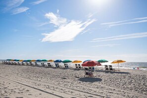 Nær stranden, solsenger og strandhåndklær