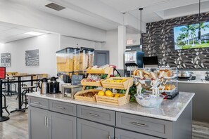 Dining - Condo at the Bay with Resort-Style Amenities, Pool, Tiki Bar (Sarasota)