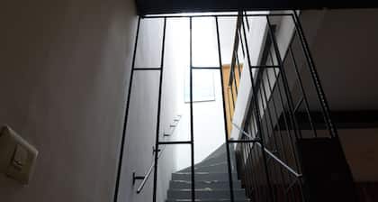 Casa 3 niveles CDMX, muy iluminada, 7prs, ideal grupos.