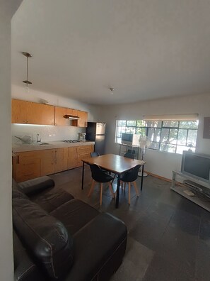 Een smart-tv, een dvd-speler en een stereo