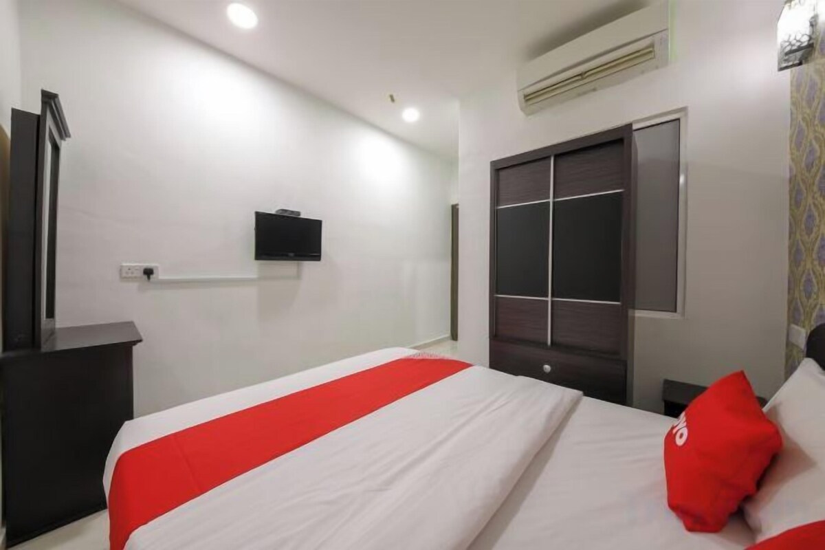 Desk, laptop workspace, free WiFi, bed sheets