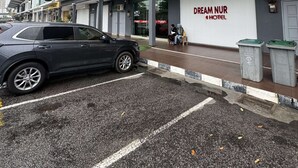 Ein modernes Hotel mit einem gut sichtbaren Schild, auf dem ‚Dream Nur Hotel‘ steht.