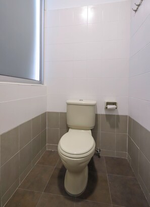 Een douche, een regendouche, gratis toiletartikelen, handdoeken