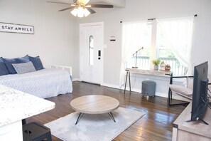 3 bedrooms, iron/ironing board, travel cot, WiFi - Cozy Historic Home Near Downtown - Fully Stocked (Fort Worth)