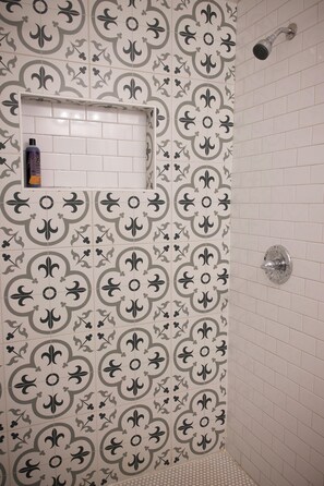 Haartrockner, Handtücher, Seife, Toilettenpapier