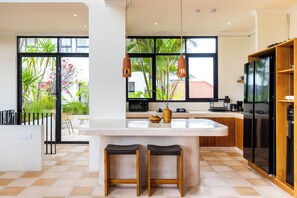 Deluxe Villa | Dining room