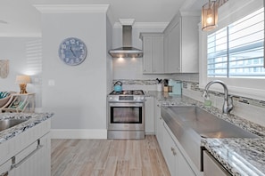 Fridge, microwave, oven, stovetop - 4 min walk to beach - HOT TUB - Sleeps 9 - 30a path just steps away (Santa Rosa Beach)