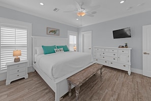 3 bedrooms, free WiFi, bed sheets - 4 min walk to beach - HOT TUB - Sleeps 9 - 30a path just steps away (Santa Rosa Beach)
