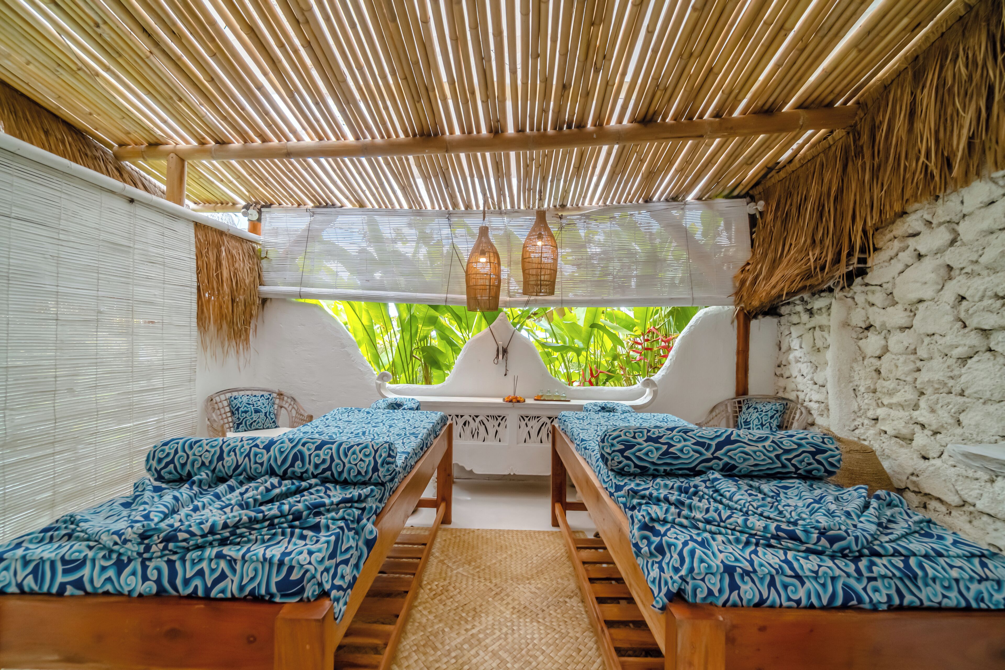 Tratamentos faciais, reflexologia, manicure e pedicure, massagens