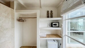 Habitación Premium doble, 1 cama de matrimonio grande, vistas parciales al mar (Kayu Suite) | Baño | Secador de pelo, albornoces, toallas y jabón