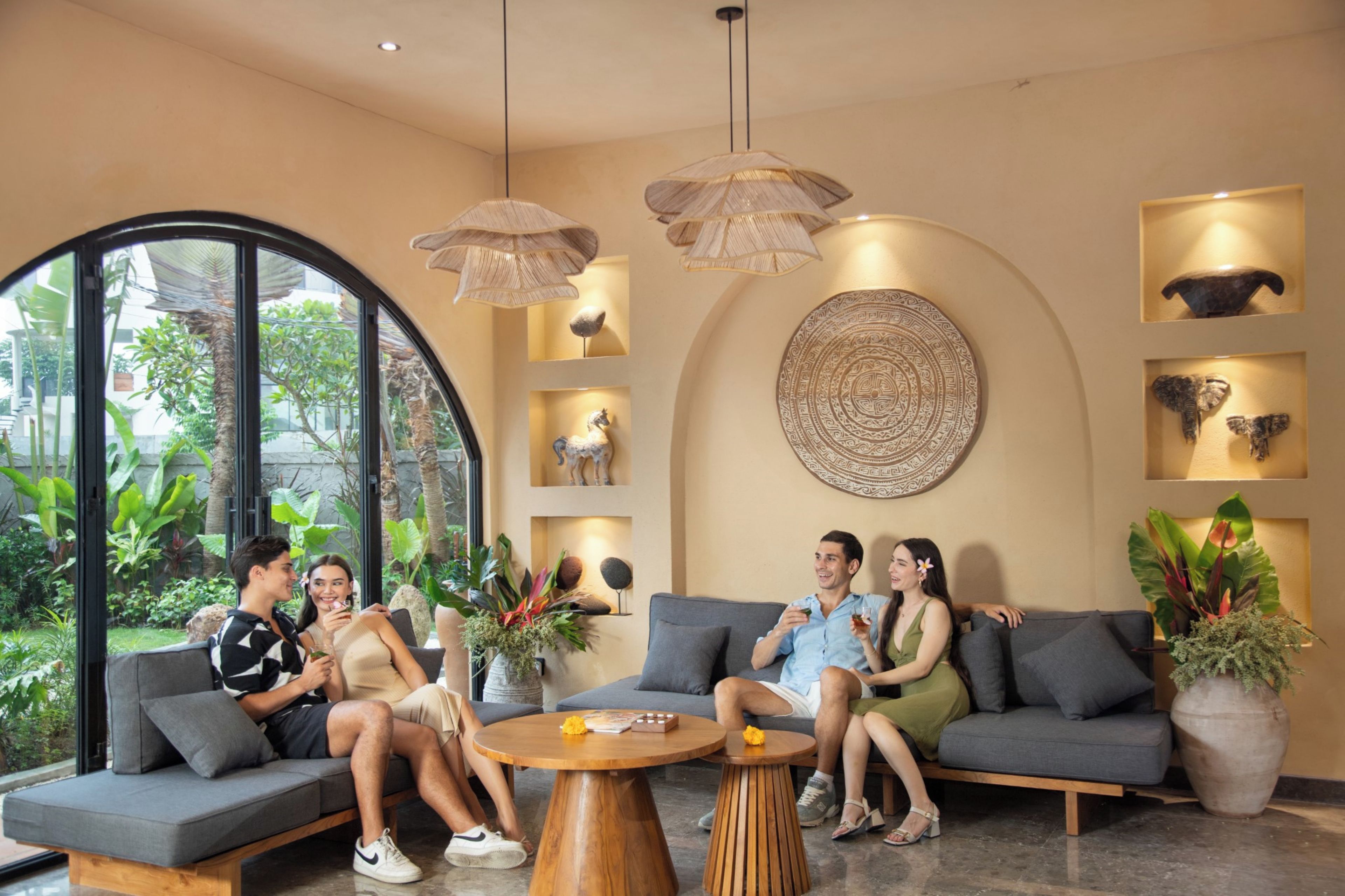 Un interior moderno con una zona de estar, arte decorativo en la pared y un ventanal grande.