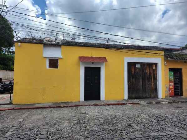 Fachada de la propiedad