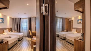 Habitación cuádruple estándar | Ropa de cama hipoalergénica, caja fuerte, cortinas opacas