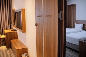 Habitació quàdruple estàndard | Roba de llit hipoal·lergògena i caixa forta a l'habitació