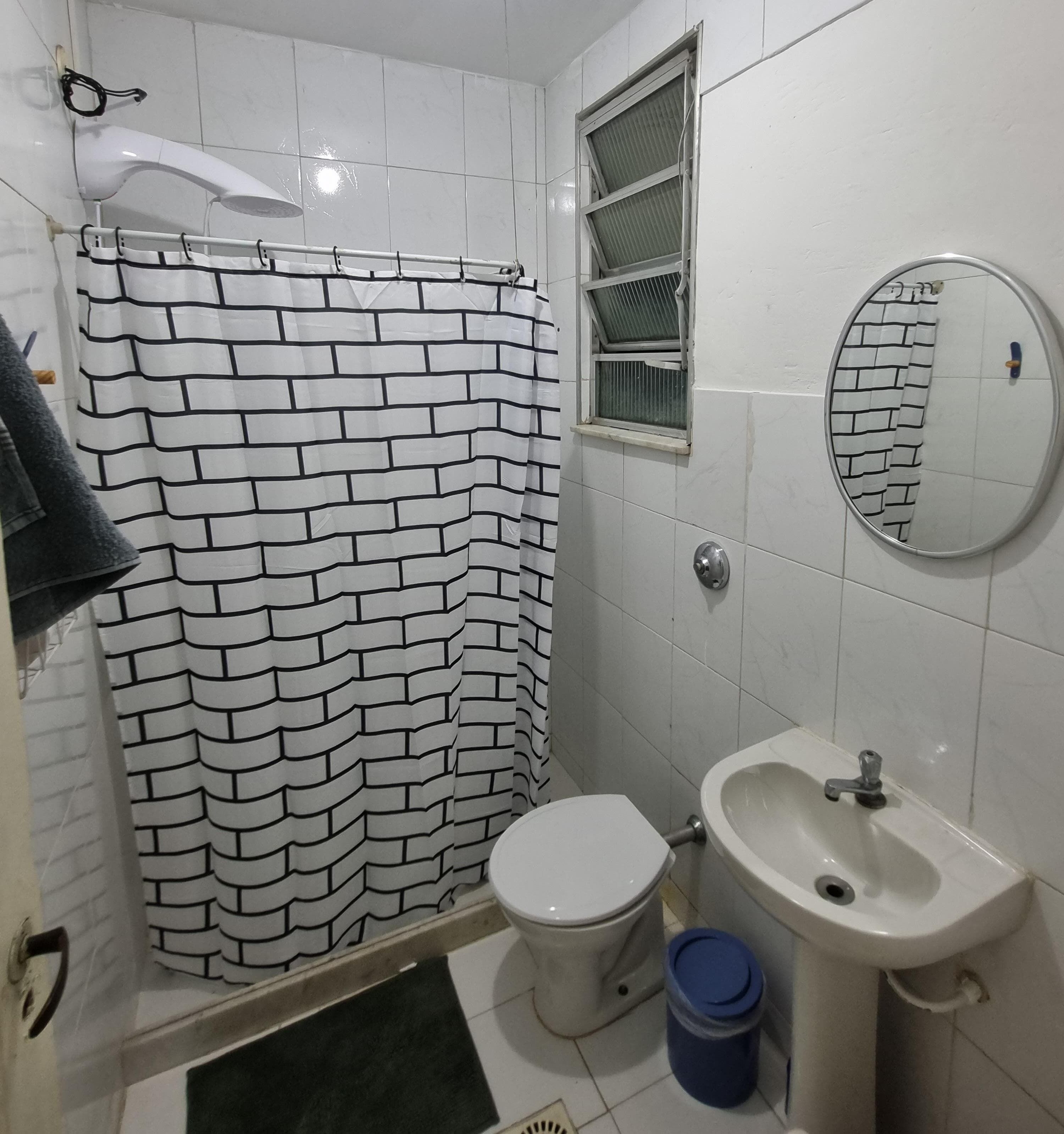 Chuveiro, secador de cabelo, toalhas de banho, sabonete