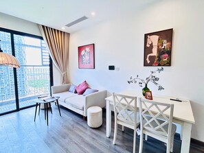 Deluxe appartement, 1 slaapkamer, uitzicht op park | Woonruimte | Een 43-inch smart-tv met digitale zenders