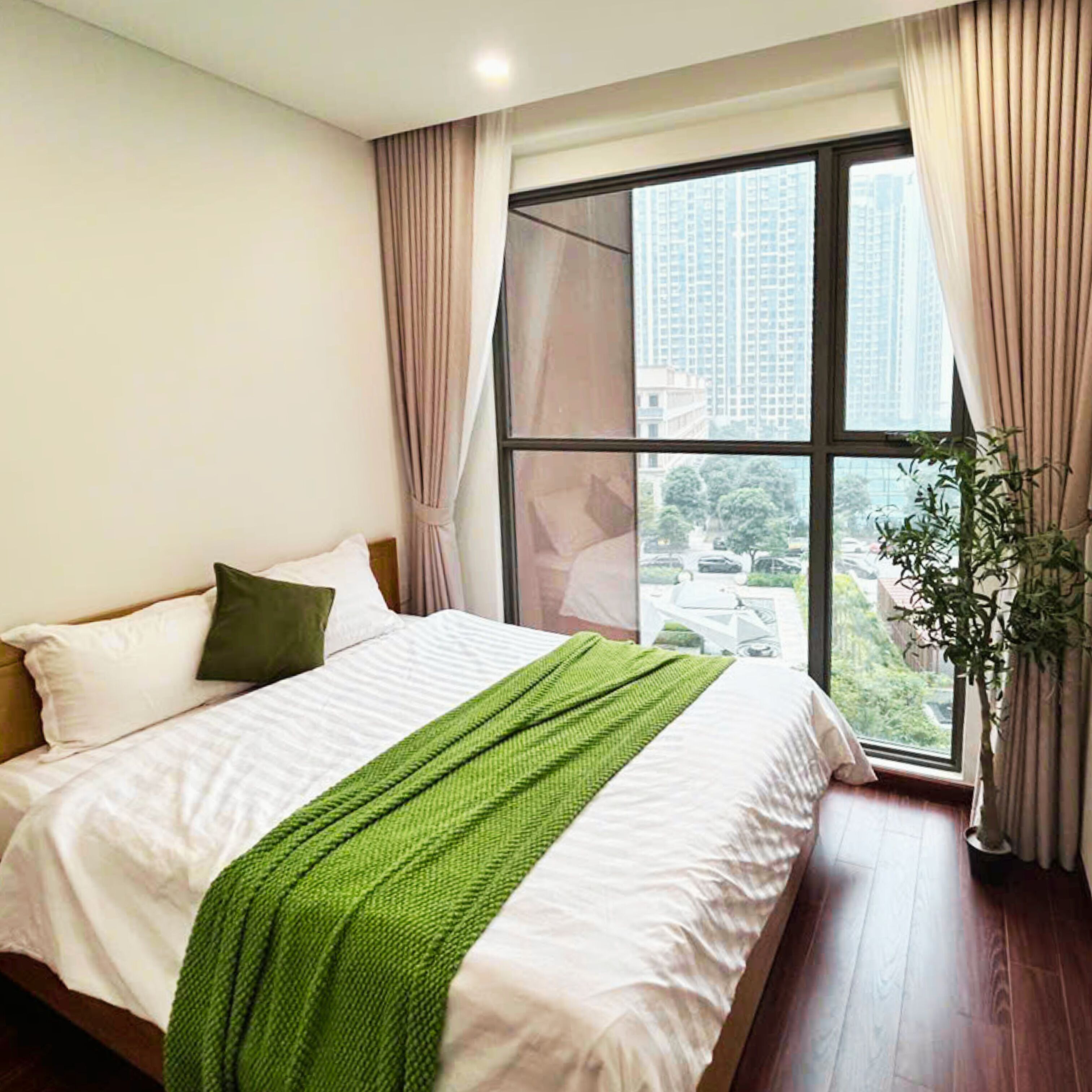 Appartamento Deluxe, 1 camera da letto, balcone, vista parco | Una scrivania, postazione laptop, tende oscuranti, insonorizzazione