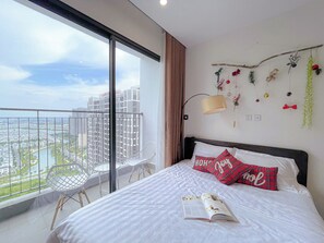 Desk, laptop workspace, blackout curtains, soundproofing - Vinhomes Ocean Park Apartment Ha Noi - 20 October Homestay (Hanoi)