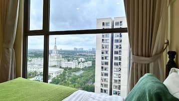 Apartamento luxo, 1 quarto, para não fumantes, sacada | 1 quarto, escrivaninha, espaço de trabalho para notebook