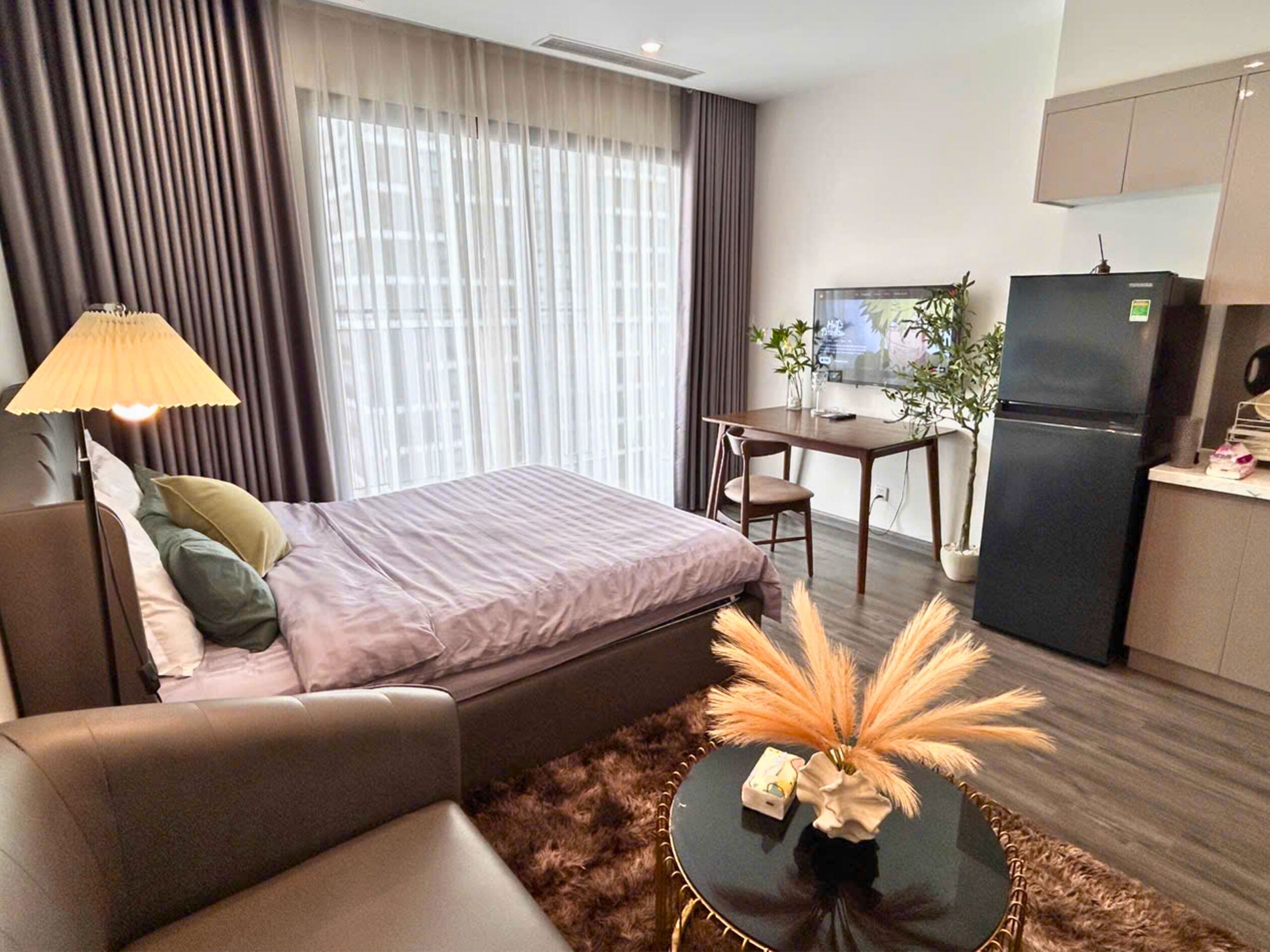 Escritorio, espacio para trabajar con laptop y cortinas blackout 