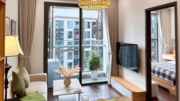 Căn hộ Deluxe, 1 phòng ngủ, ban công, quang cảnh công viên | 1 phòng ngủ, bàn, khu vực làm việc phù hợp cho laptop, màn/rèm cản sáng