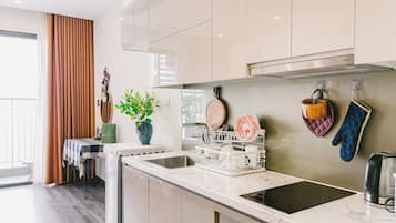 Superior Apartment, Balcony, Garden View | Private kitchen | Fridge, microwave, stovetop, rice cooker