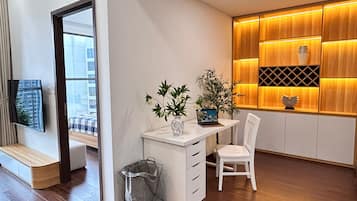 Apartamento luxo, 1 quarto, sacada, vista para o parque | Área de estar | Smart TV 43 polegadas com canais digitais