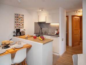 Fridge, dishwasher, toaster, cookware/dishes/utensils